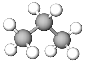 Imaginea unui compus care conține o catenă de 3 atomi de carbon (propan), formată din bile și tije.